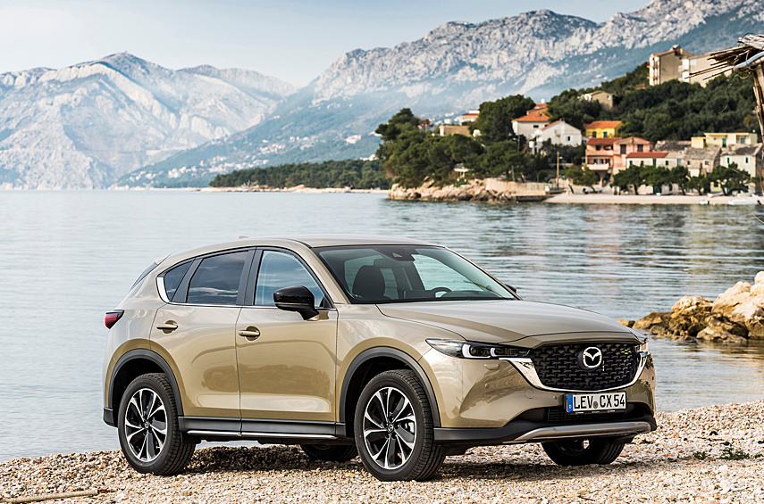 #22: Mazda CX-5 — 356,3 тысячи (- 2%). Среднеразмерный кроссовер CX-5 — единственная Mazda в рейтинге топ-30 JATO Dynamics. Но несмотря на почтенный возраст модели, вышедшей ещё в 2017-м, снижение продаж по сравнению с 2022-м оказалось минимальным — всего на 7300 машин, или 2%. В результате кроссовер опустился с 20-й на 22-ю строчку в мировом рейтинге продаж. Причём в некоторых странах оставался в числе наиболее популярных моделей: скажем, в Австралии, Чили и Вьетнаме.