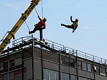 Рабочий уральского завода разбился насмерть, упав с крыши ангара