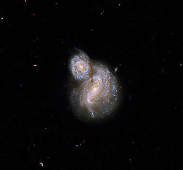«Хаббл» запечатлел необычную пару спиральных галактик