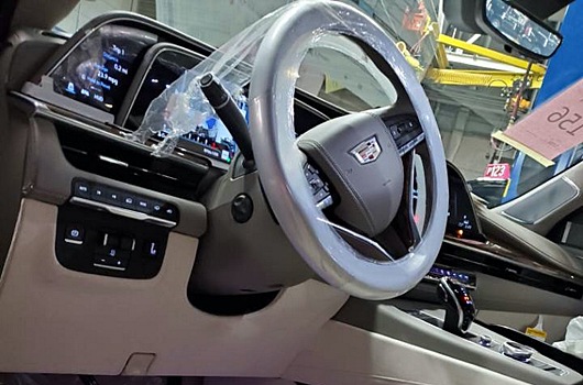 Новый Cadillac Escalade: три экрана и джойстик вместо «кочерги»