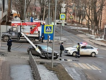 В центре Курска водитель авто протаранил столб и светофор