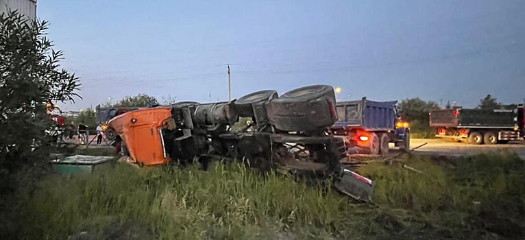 Водитель грузовика скончался на месте ДТП на Железнодорожной улице в Новом Уренгое. ФОТО