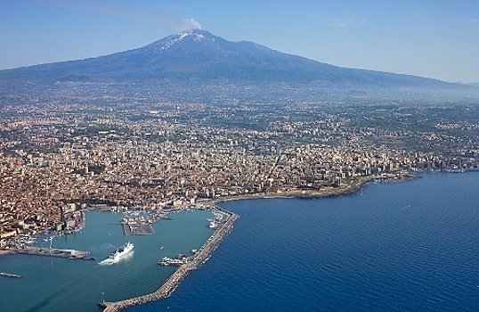 Вулкан Этна медленно сползает в Средиземное море