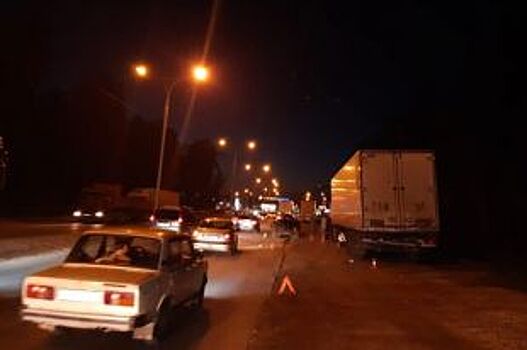 Легковушка столкнулась с двумя фурами в Новосибирске: есть пострадавшие