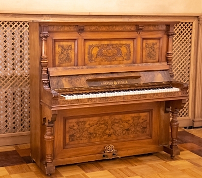 На таких играли Чайковский и Штраус: в музей Челябинского оперного театра передали раритетные фортепиано XIX века