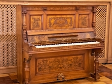 На таких играли Чайковский и Штраус: в музей Челябинского оперного театра передали раритетные фортепиано XIX века