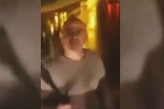 На видео попало, как екатеринбуржец дворниками разбил автобус в качестве мести