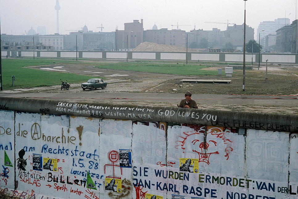 На руках по ЛЭП, на паровозе и кабриолете: как бежали через Берлинскую стену