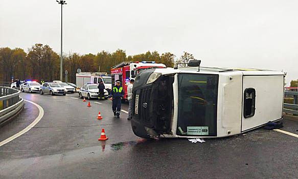 Автобус с пассажирами опрокинулся на трассе в Новой Москве