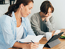 Ребёнок отсутствует в школе: как написать заявление и какие причины указать