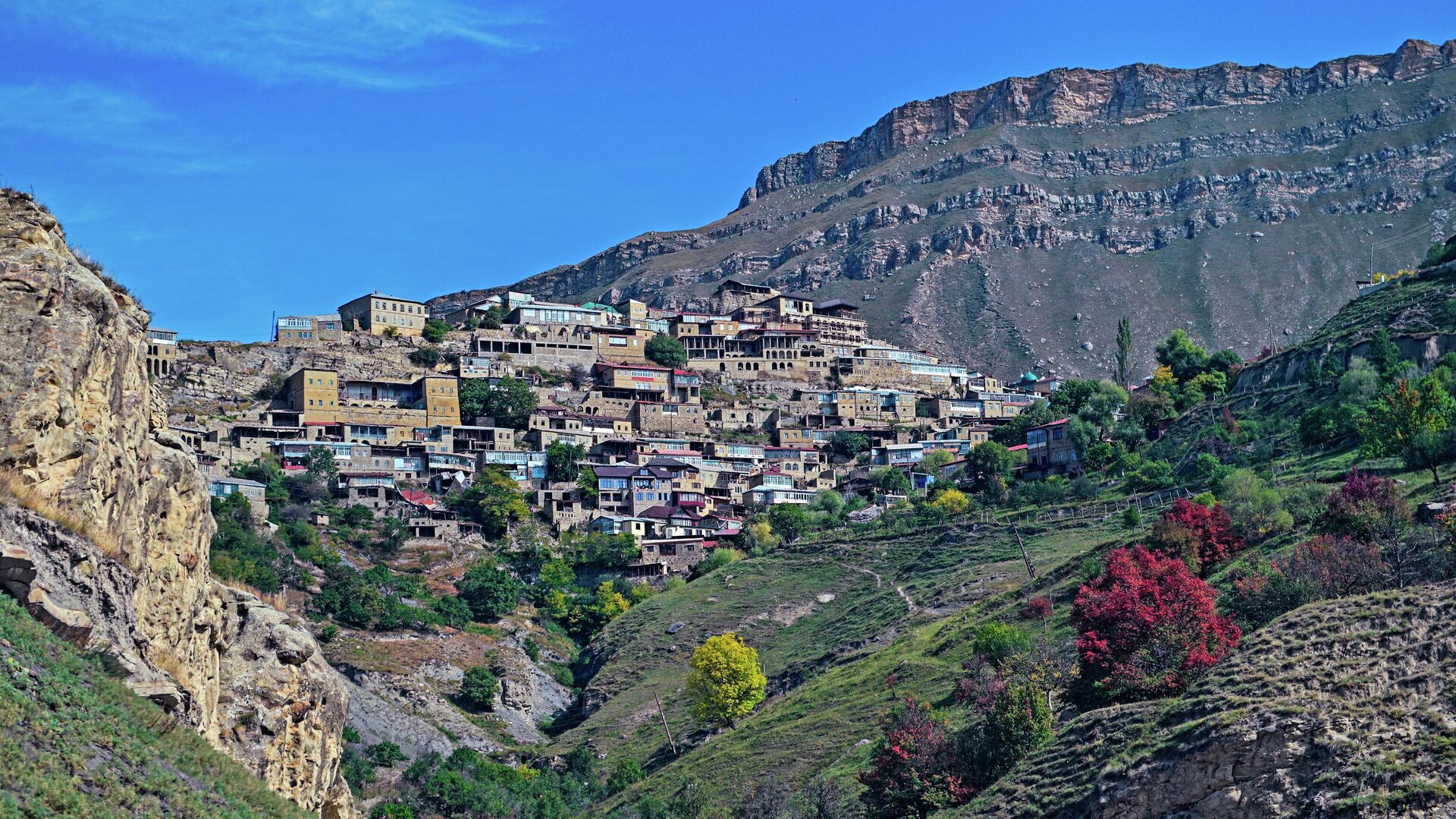 Туристы свалились со склона, когда делали селфи на фоне гор Дагестана
