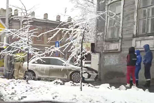 В Ульяновске автомобиль вылетел на пешеходную дорожку врезался в стену