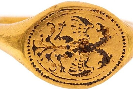 В Англии откопали 500-летнее кольцо с двуглавым орлом