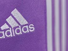 Adidas обвинил Black Lives Matter в нарушении прав на логотип