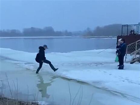По колено в воде: пассажиры с "ОМика" до Рождествено жалуются на переправу