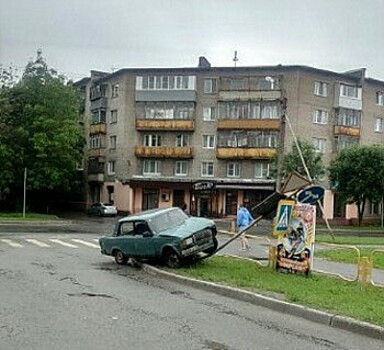 В Череповце «жигуленок» снес дорожный знак (ФОТО)