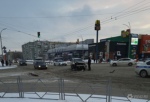 Иномарка в Кемерове сбила пешехода во время ДТП с другой легковушкой