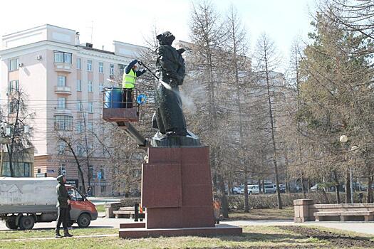 В Челябинске начали мыть памятники