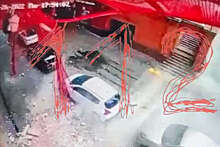 В элитном ЖК в Москве на автомобили рухнула часть фасада