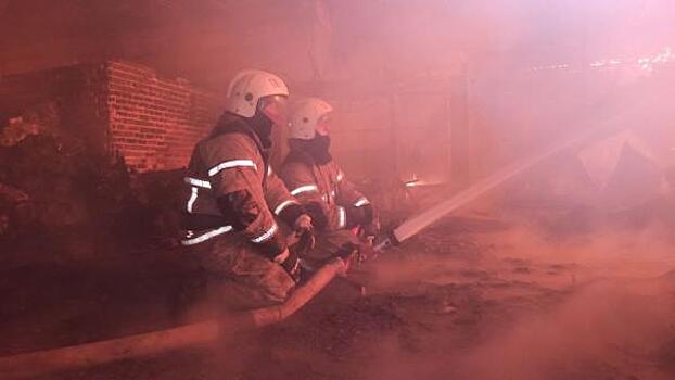 В Екатеринбурге целую ночь тушили пожар в промзоне