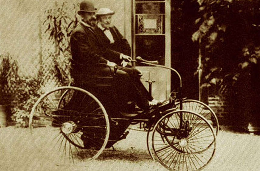 Type 2 весил полтонны, имел четыре колеса и оснащался V-образной четырёхтактной «двойкой» мощностью 1 л.с. Тяга передавалась на заднюю ось посредством цепного привода. Самобеглая карета могла развивать до 20 км/ч.