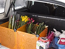 Нелегальные продавцы тюльпанов мешают дорожному движению во Владивостоке