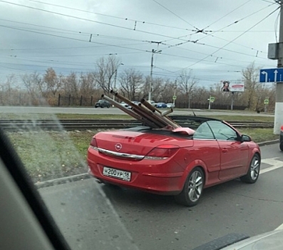На улице Магнитогорска заметили красный кабриолет, перевозивший ржавые трубы