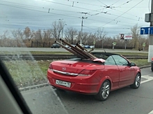 На улице Магнитогорска заметили красный кабриолет, перевозивший ржавые трубы