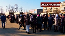 Очередь на всю площадь: как встречают гумпомощь РФ в Волчанске Харьковской области