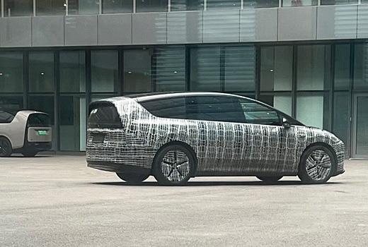 Появилось первое фото нового электрического минивэна Li Auto M8