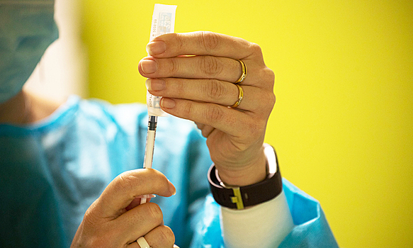 Крымчан начали массово прививать иностранными вакцинами