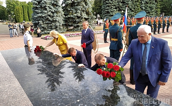Куряне возложили цветы к Вечному огню на мемориале «Памяти павших» (ФОТО)