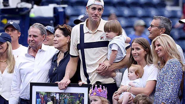 Изнер прослезился, когда к нему выбежал сын на церемонии после первого круга US Open. Он завершает карьеру после турнира