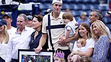 Изнер прослезился, когда к нему выбежал сын на церемонии после первого круга US Open. Он завершает карьеру после турнира