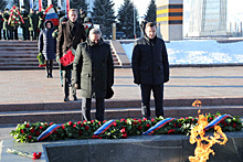 Дмитрий Азаров возложил цветы к Вечному огню в День Героев Отечества