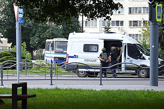 К месту захвата заложников в Луцке прибыла военная техника