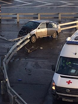 "В мясо разложился": автомобиль на скорости влетел в отбойник на ТТК