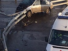 "В мясо разложился": автомобиль на скорости влетел в отбойник на ТТК