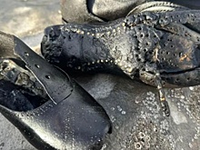 На пляже на западе Британии обнаружили сотни ботинок XIX века