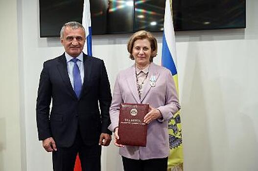 Президент Южной Осетии наградил Анну Попову орденом Дружбы
