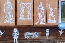 Якутянка украсила дом к 9 мая вырезанными из бумаги военными сюжетами
