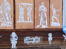 Якутянка украсила дом к 9 мая вырезанными из бумаги военными сюжетами