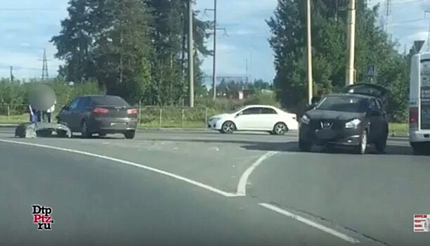 В Петрозаводске столкнувшиеся авто раскидало по проезжей части (видео)