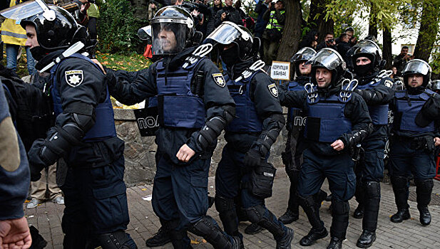 В Киеве полиция применила слезоточивый газ против демонстрантов