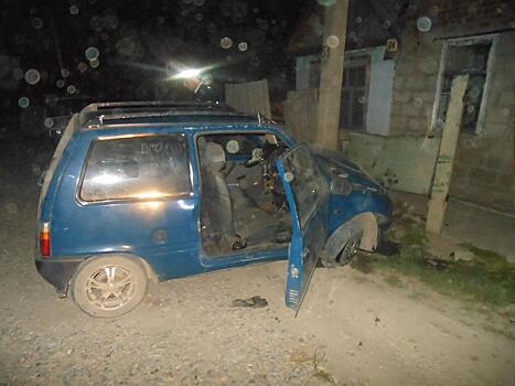 Водитель и пассажирка Оки выжили, протаранив столб ЛЭП в Армавире