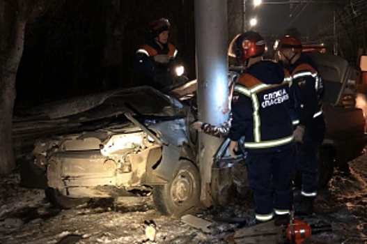 В Саратове после столкновения со столбом погиб водитель ВАЗа