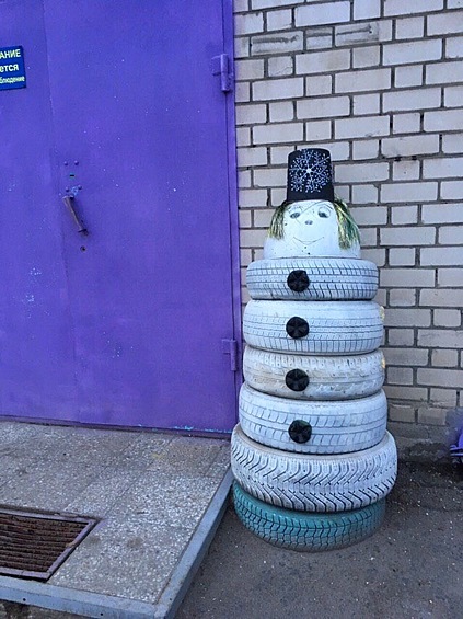 Снеговик из шин.