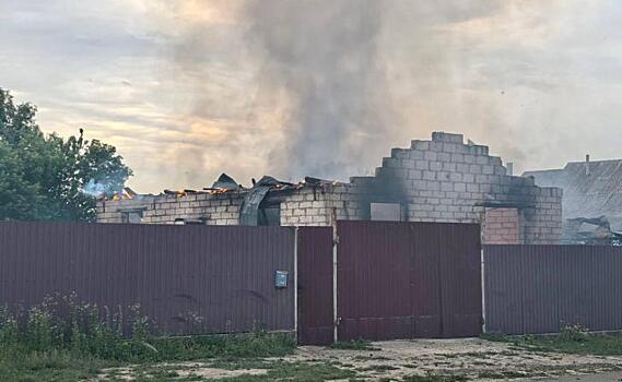 В Рыльске при атаке ВСУ сгорел частный дом и хозпостройка по ул. Кирова, 1К