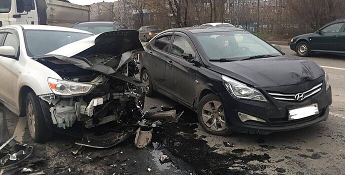 Водитель Lada выехал на «встречку» и спровоцировал массовое ДТП в Ростове