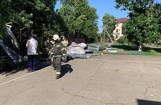 В Краснодаре на школьников упала часть сорванной ветром кровли